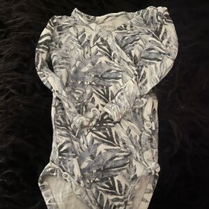 Posh Peanut Gray Leaf-Print Long Sleeve One-Piece